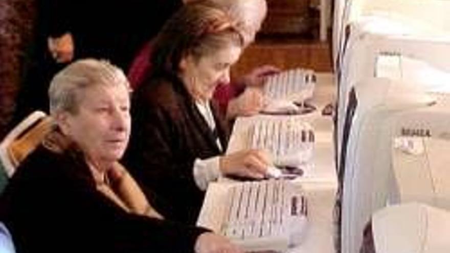 Jubilados extremeños imparten 400 cursos sobre informática