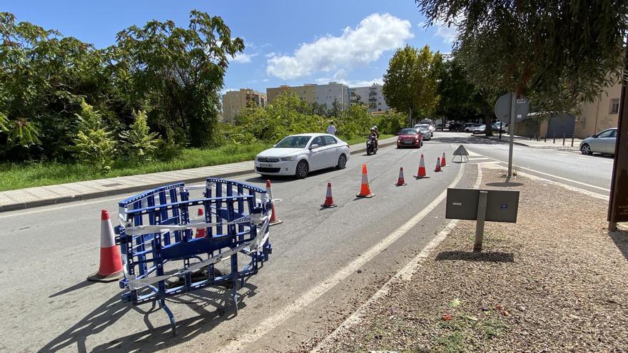 Se hunde una tapa de pluviales en plena calzada