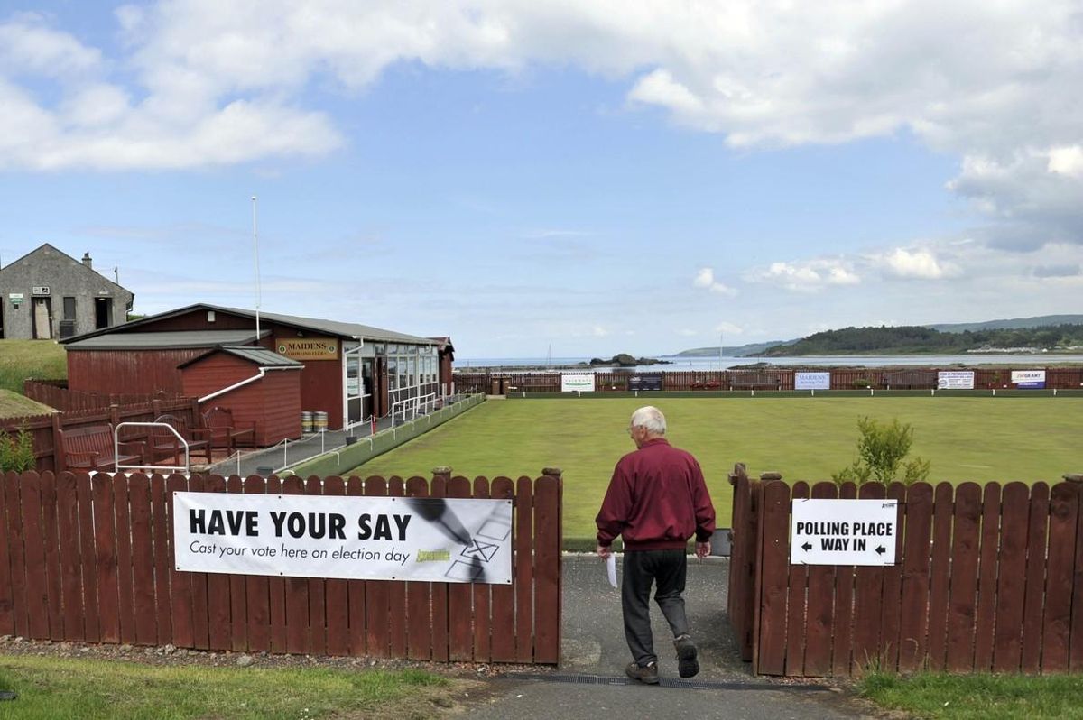 A man arrives to cast his vote in the EU referendum, at Maidens Bowling Club, which is being used as a polling station, in South Ayrshire, Scotland, Britain June 23, 2016.     REUTERS/Clodagh Kilcoyne