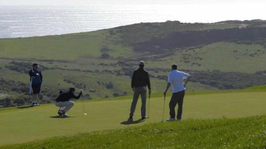 Dos golfistas en un campo del municipio de Casares.