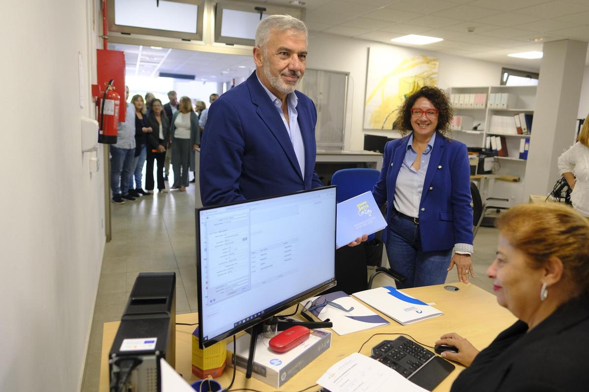 Lluis Serra con Inmaculada González, durante el registro de su candidatura a rector.