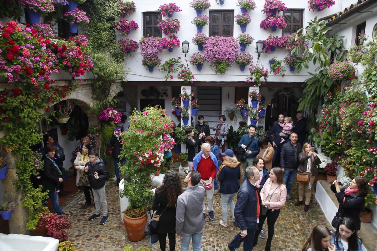 Colas y lluvia en el primer día de Fiesta de los Patios