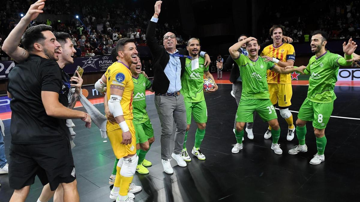 Vadillo y los jugadores del Palma Futsal celebran en Ereván el título de campeones de Europa