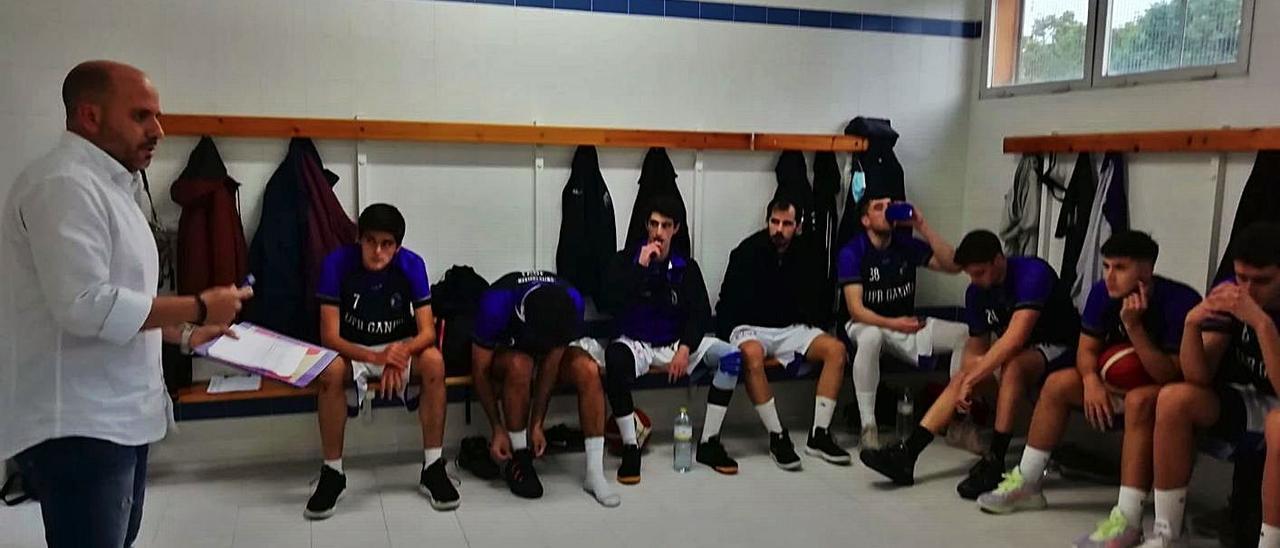 El entrenador del Angels Vision instruye a sus jugadores antes del partido de Calp. | UPBG