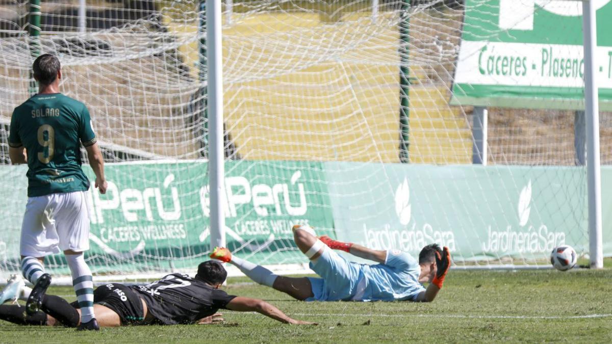 La jugada del gol del Cacereño en el partido ante el Atlético Paso. | | LORENZO CORDERO