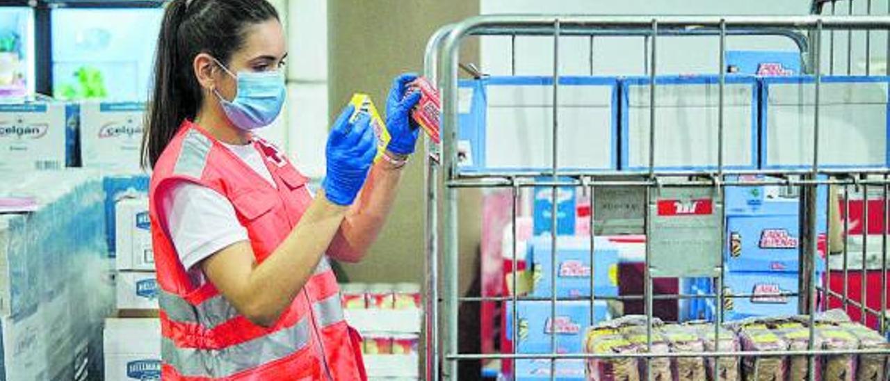 Una voluntaria de Cruz Roja en el Banco de Alimentos de El Mayorazgo, en Tenerife.