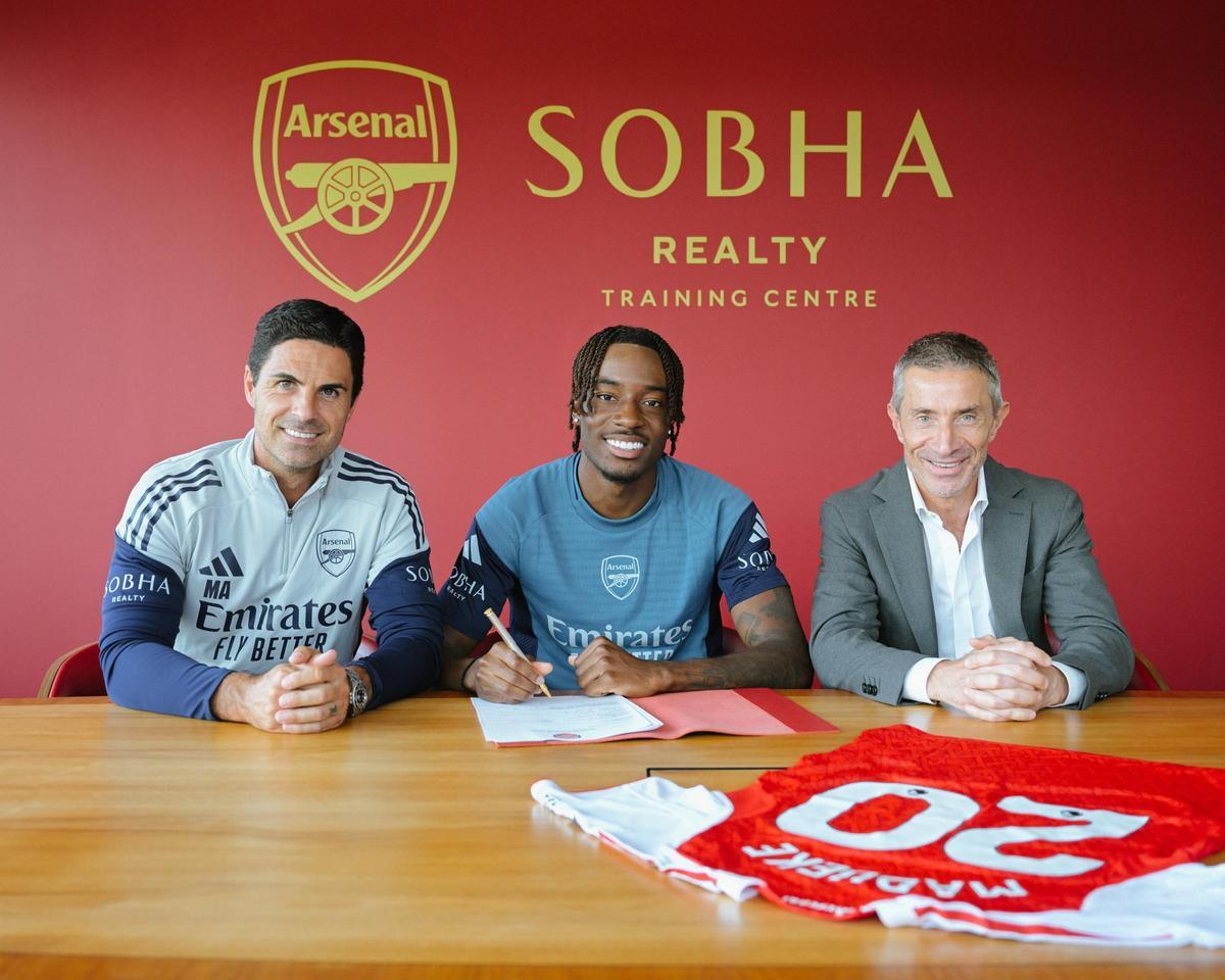 Noni Madueke, firmando su contrato con el Arsenal
