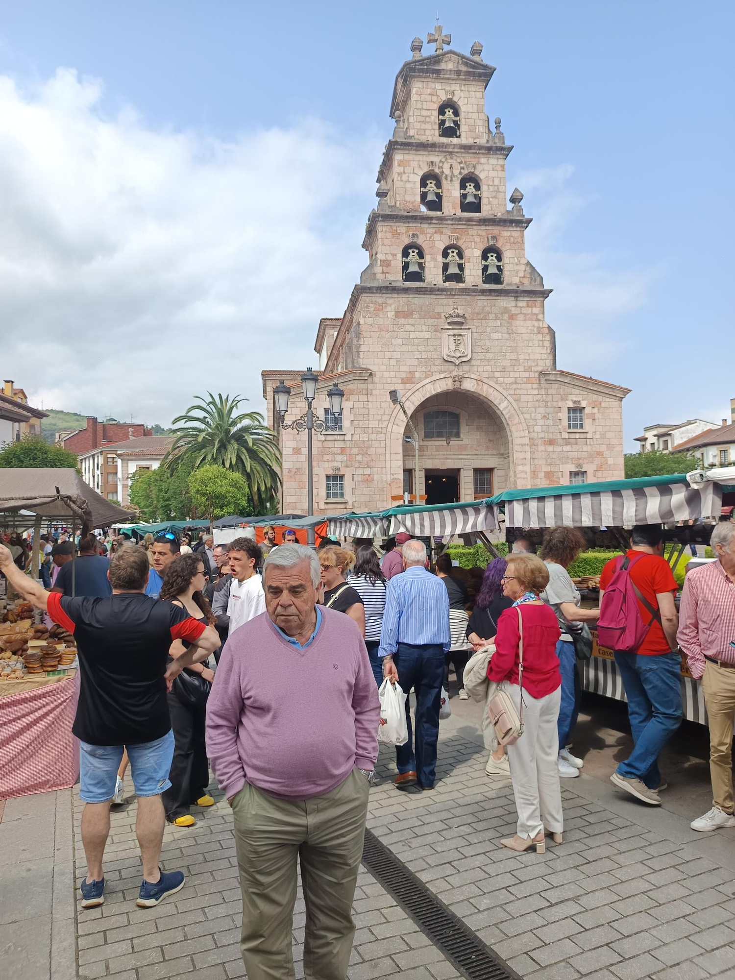 Gran ambiente en el mercado semanal de Cangas de Onís
