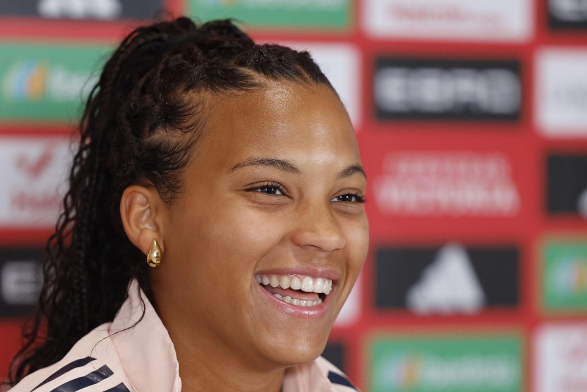 La centrocampista española Vicky López ofrece una rueda de prensa en Lausana (Suiza), tras la victoria del conjunto en el partido de cuartos de final de la Eurocopa 2025 que Suiza y España disputaron en el estadio de Wankdorf, en Berna. EFE/Ana Escobar