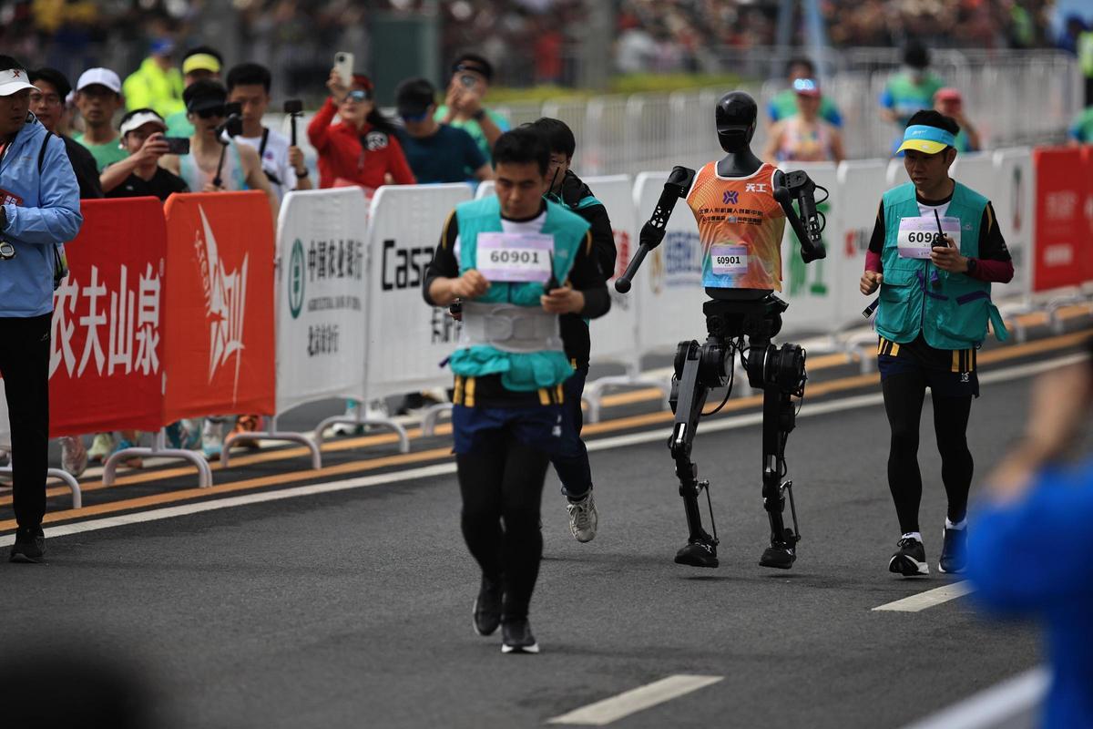 Primera Media Maratón para robots humanoides en Pekín