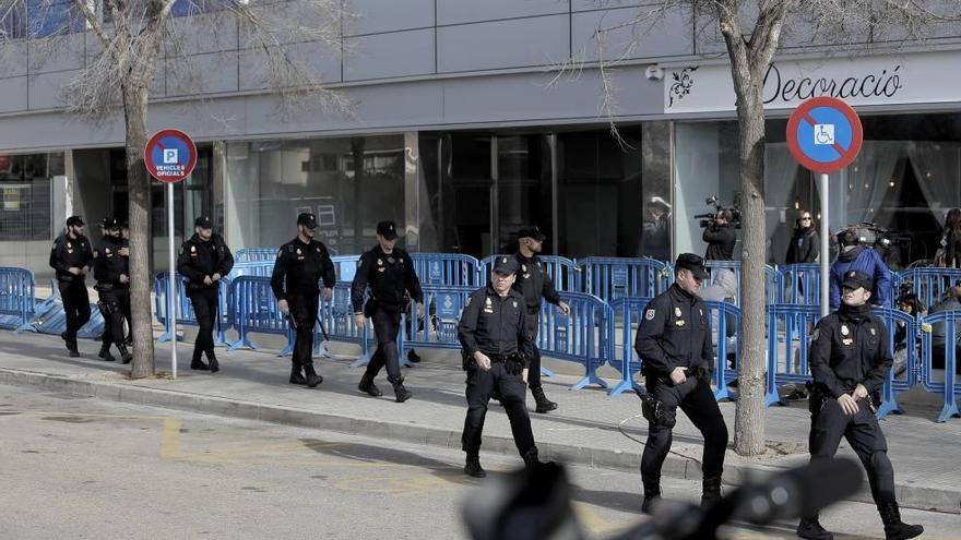 Grupos de policías nacionales copaban los aledaños del edificio del Govern en el polígono de Son Rossinyol.