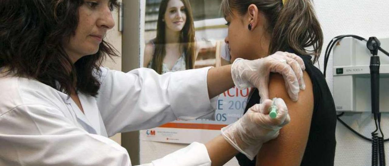 Una adolescente recibe una dosis de la vacuna contra el virus del papiloma. // Efe/Bernardo Rodríguez