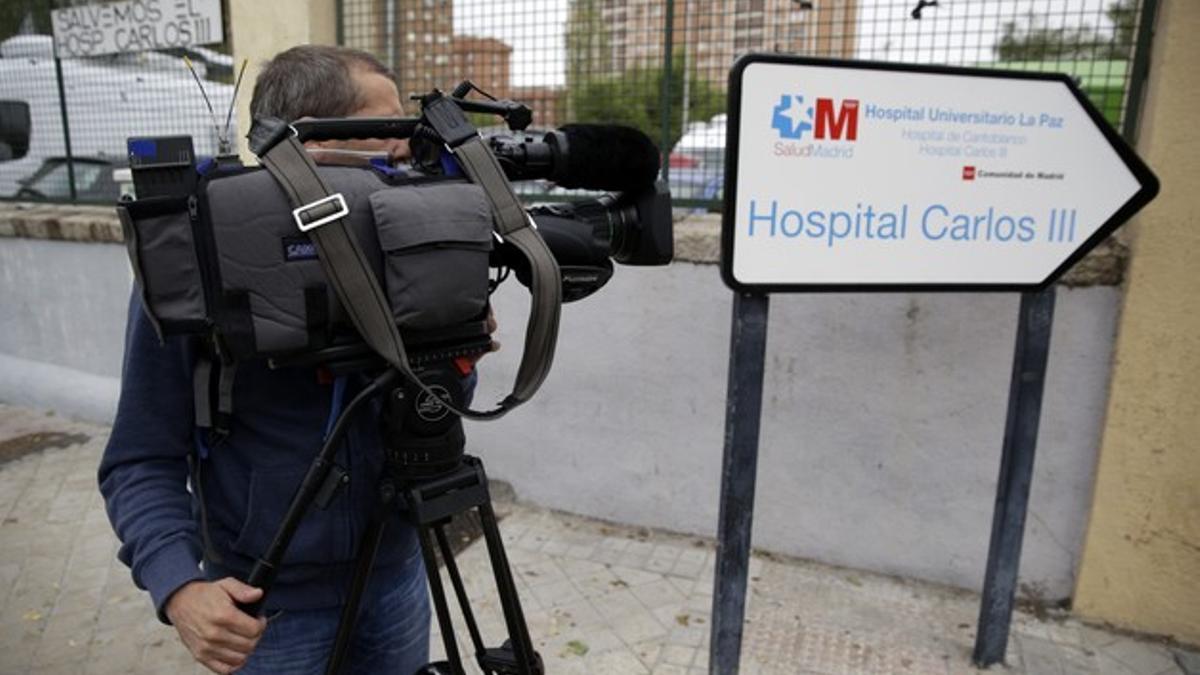 Un cámara de televisión filma el exterior del Hospital Carlos III de Madrid, este lunes.