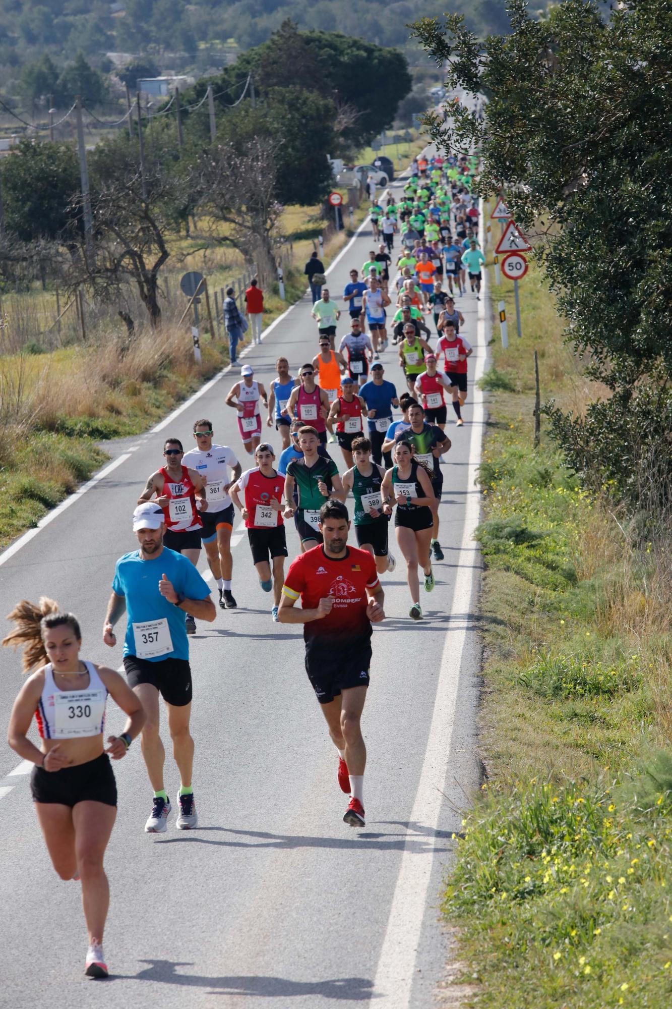 Galería de imágenes de los 250 atletas participantes en la Cursa de la Flor de l’Ametller en Ibiza