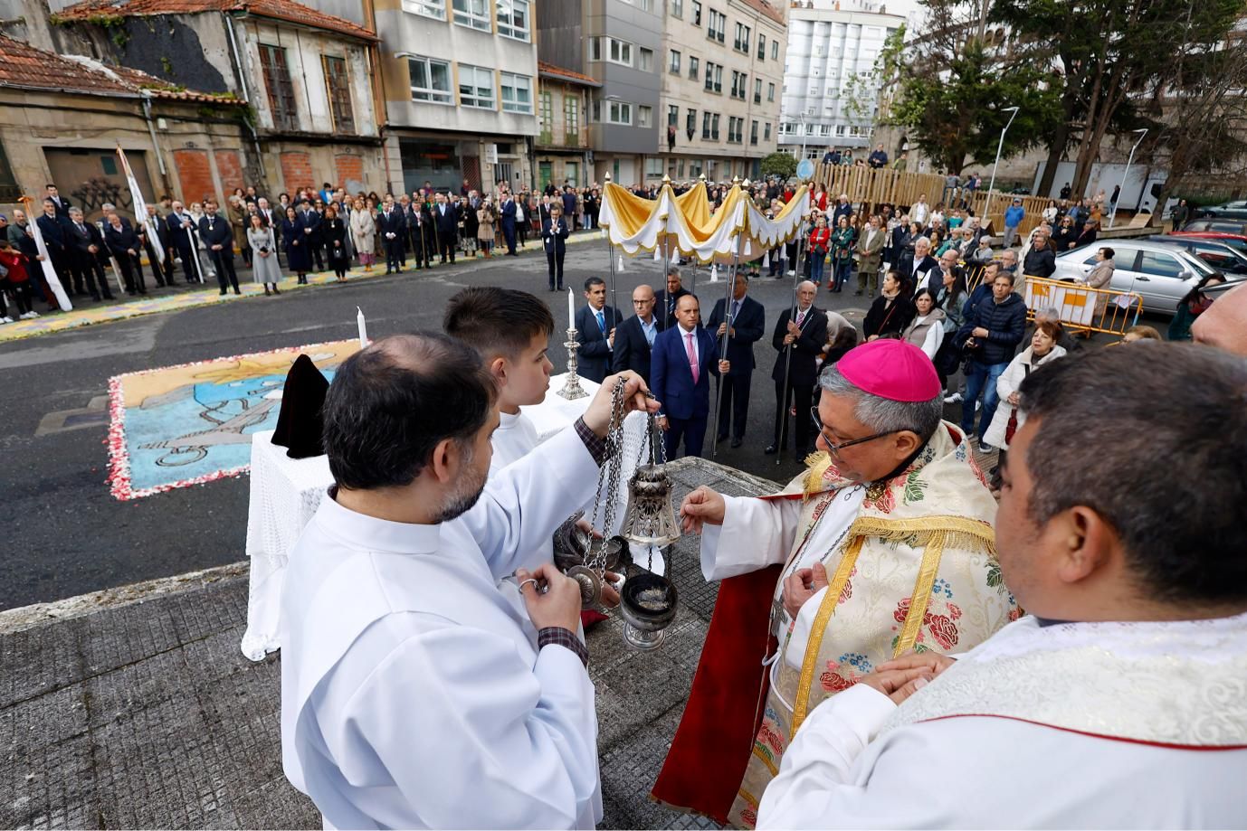 El Viático lleva la comunión a 6 enfermos: alfombrados florales y emoción en Pontevedra