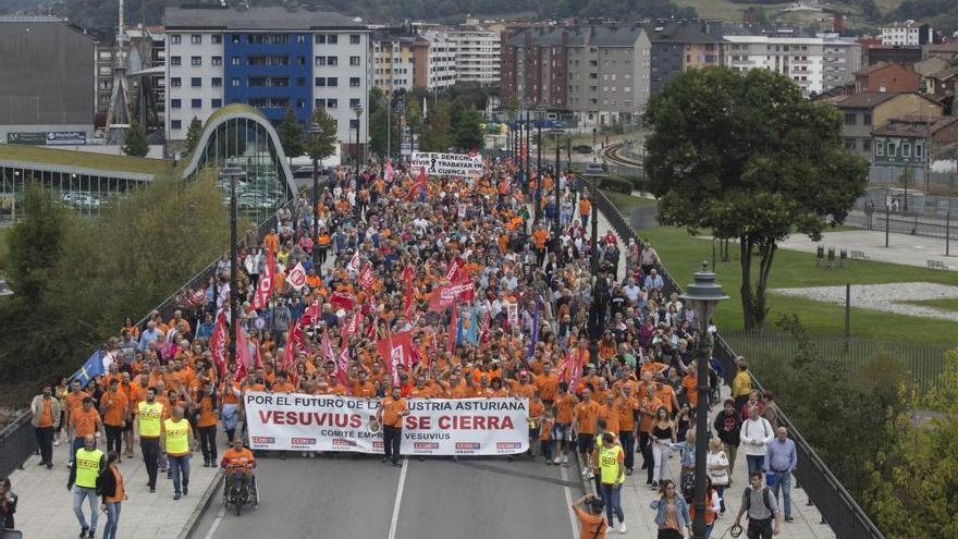 Multitudinaria manifestación en Langreo contra el cierre de Vesuvius