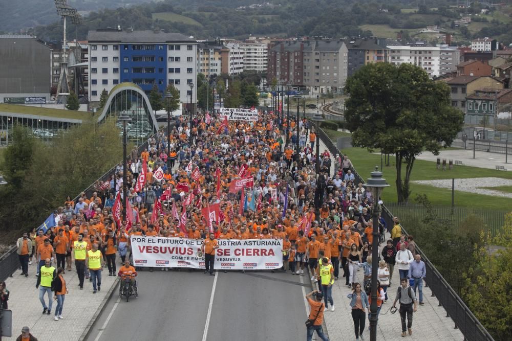 Multitudinaria manifestación en Langreo contra el cierre de Vesuvius