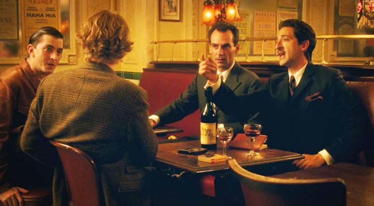 Luis Buñuel (Adrien de Van), Gil Pender (Owen Wilson), Man-Ray (Tom Cordier) y Salvador Dalí (Adrien Brody), en un fotograma de Medianoche en París (Woody Allen, 2011).