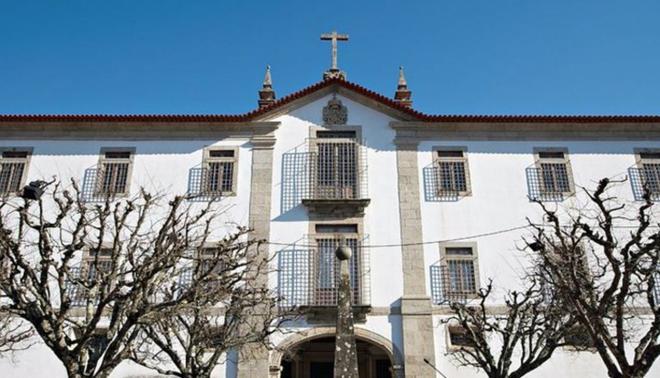 Fachada do mosteiro.