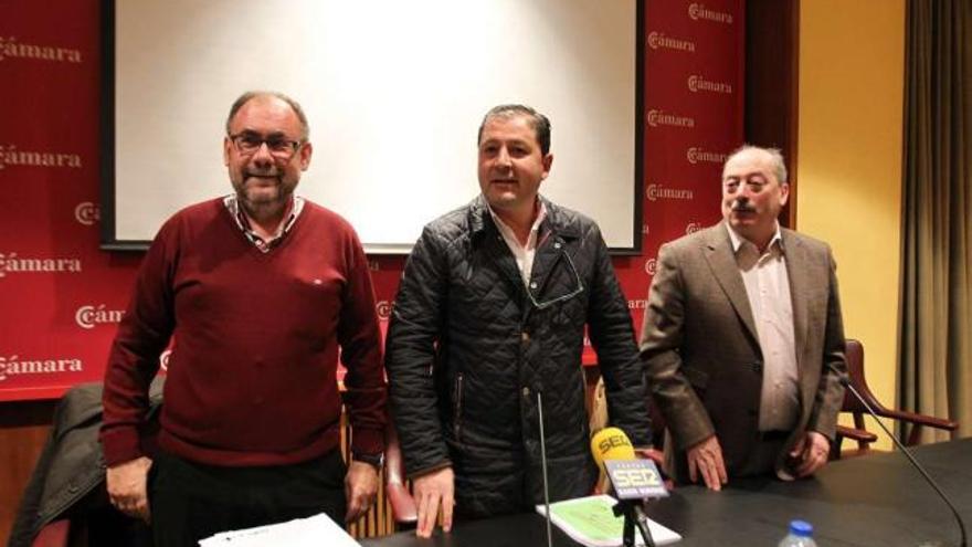 José Ramón Morgade, Alejandro Estévez y José Luis González, en la última junta de accionistas del Ourense. // Jesús Regal