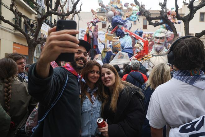 Ambiente fallero este sábado para ver el monumento de El Pilar antes de la plantà