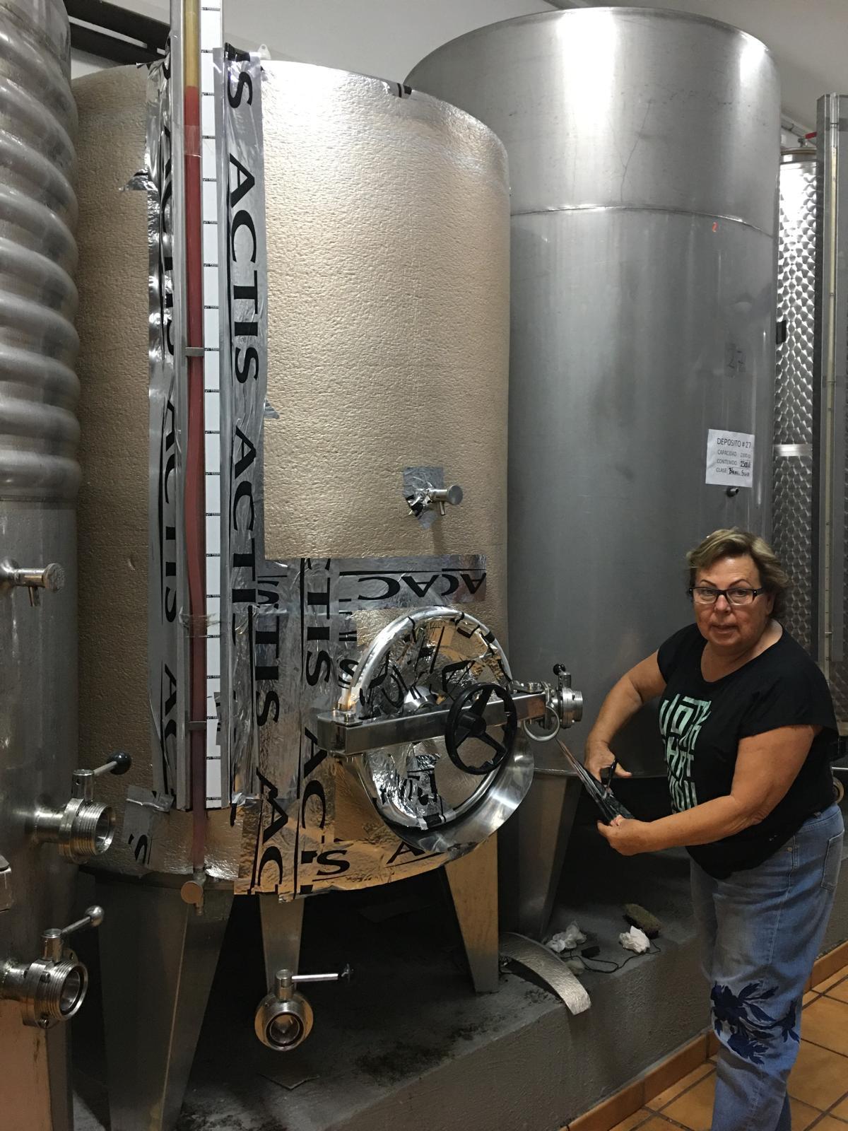 Carmen Gloria Ferrera en la bodega situada en Arafo