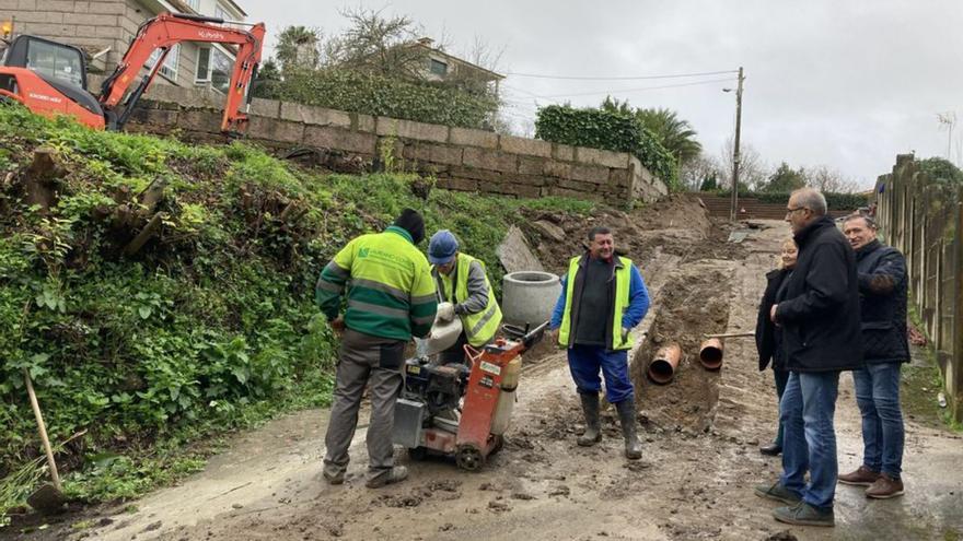 Dirigentes municipales y operarios, en una visita a las obras.