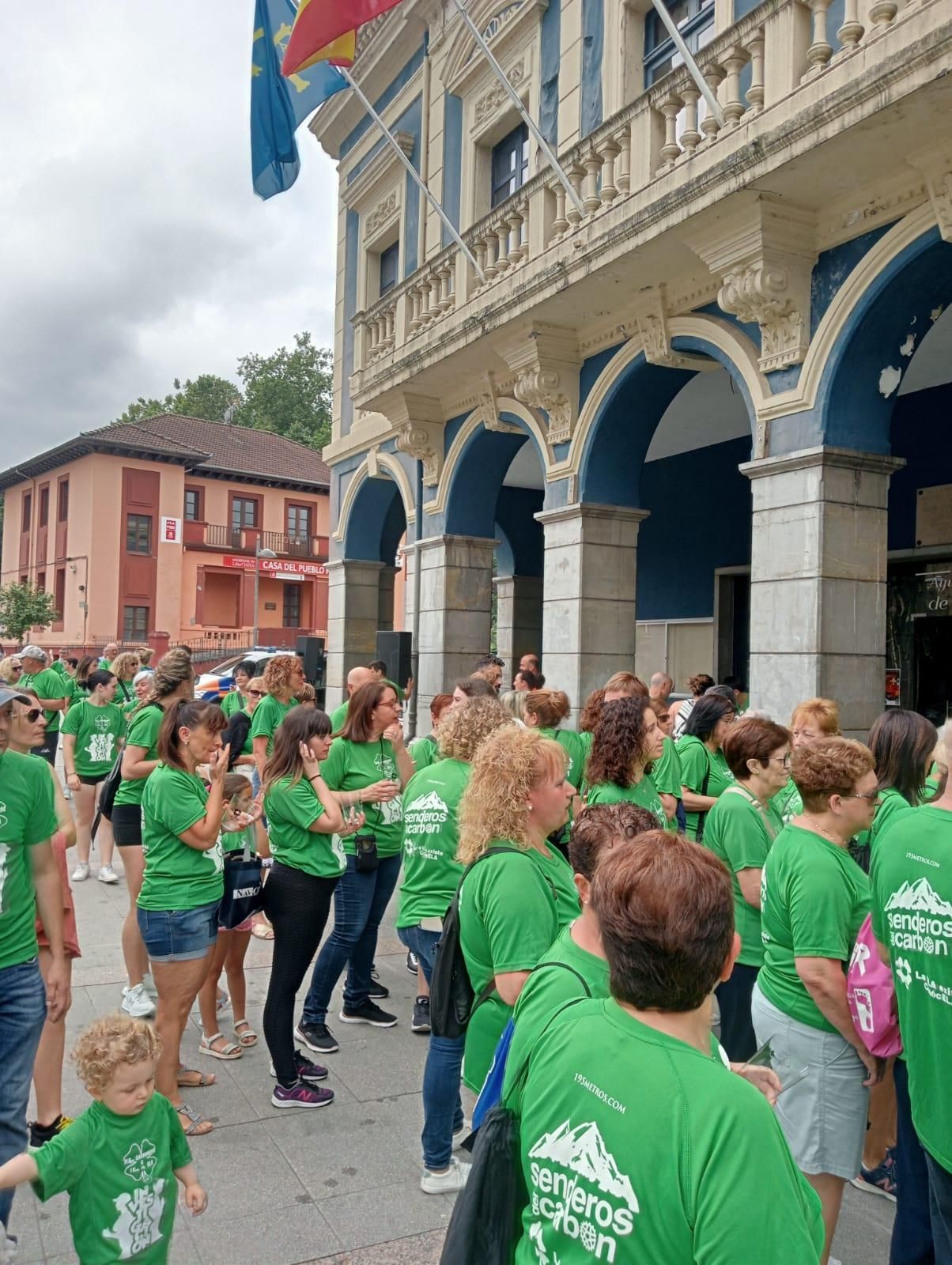 Doscientas personas marchan y escancian en Laviana para combatir la ELA