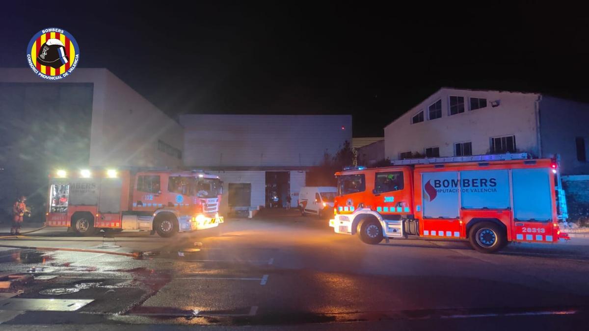 Bomberos, anoche en las tareas de extinción del fuego.