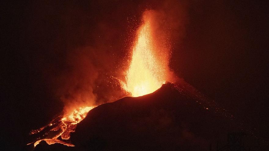 La colada de lava es desborda en el con principal del volcà