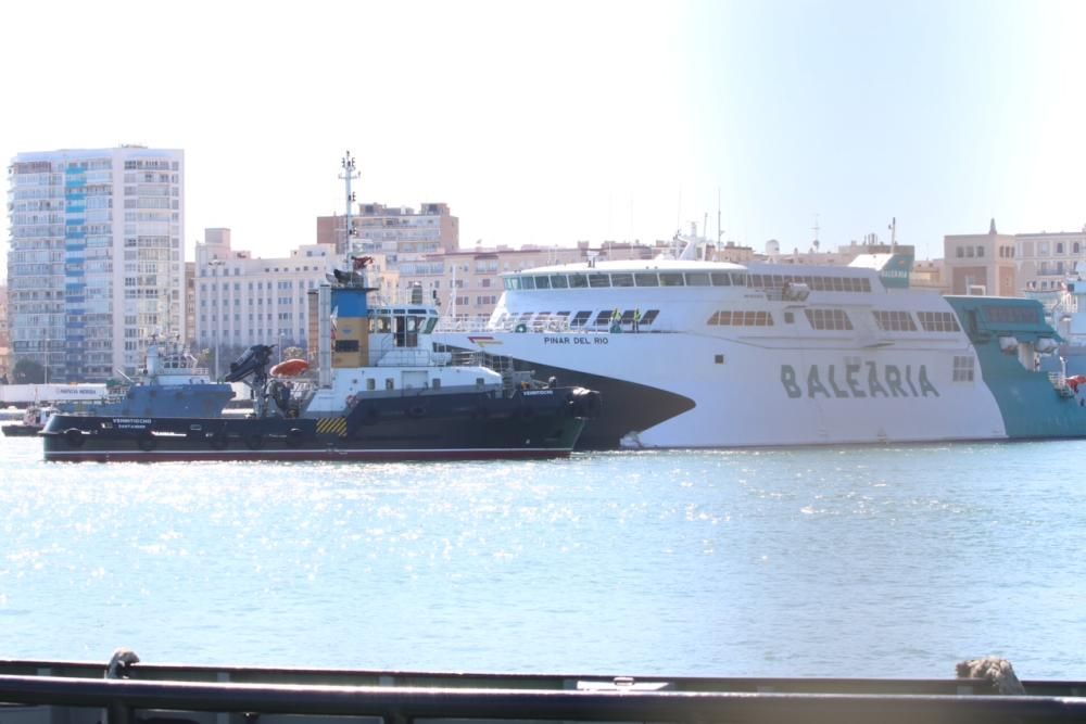 No hay daños personales y todos los pasajeros ya han desembarcado. Dos polizones saltaron de la cubierta al agua