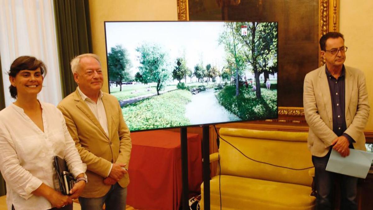 Aurelio Martín, entre Patricia García Zapico y Cosme García, ayer, junto a una de las imágenes del proyecto del Piles en el salón de recepciones del Ayuntamiento. | Ángel González