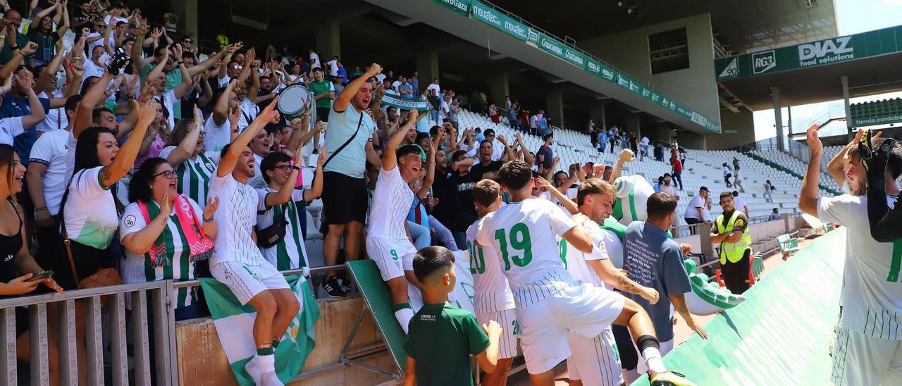 Los jugadores del Córdoba CF B celebran el pasado avance de ronda con su afición.