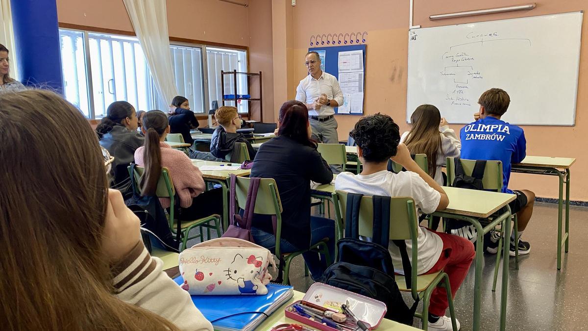 Charla sobre el REF impartida por el comisionado, José Ramón Barrera, a los alumnos del IES Eusebio Barreto, de Los Llanos de Aridane, en La Palma.