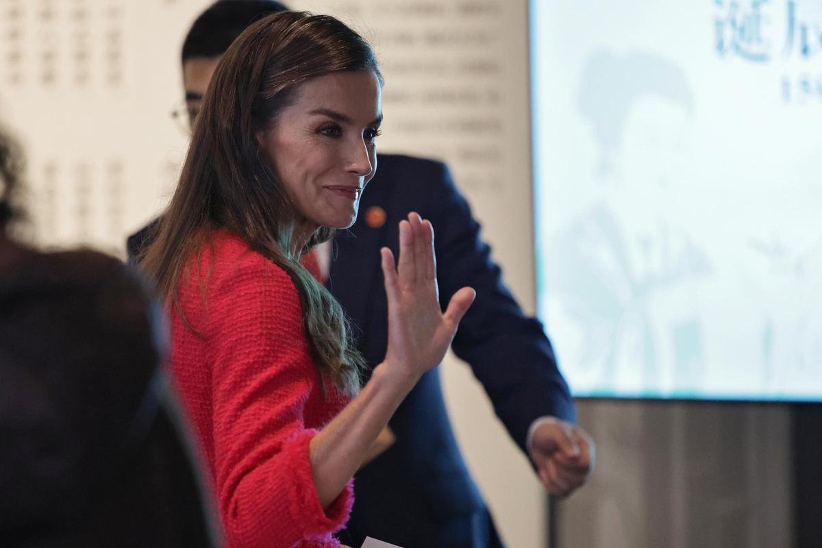 La reina Letizia rinde homenaje a Antonio Machado en el parque de una poeta en Chengdú