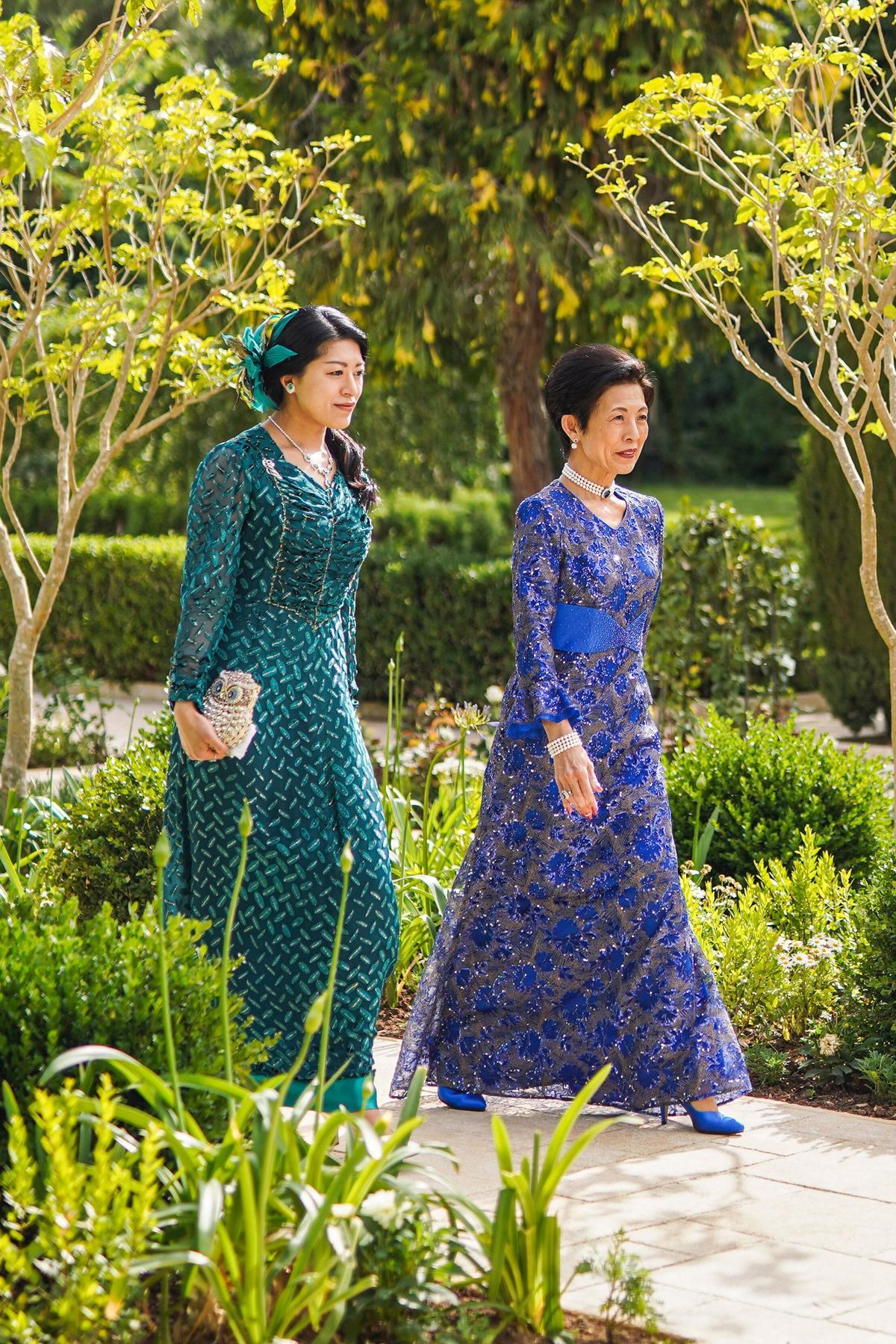 La princesa japonesa Takamado  y la princesa Tsuguko llegando al Palacio de Zahran  