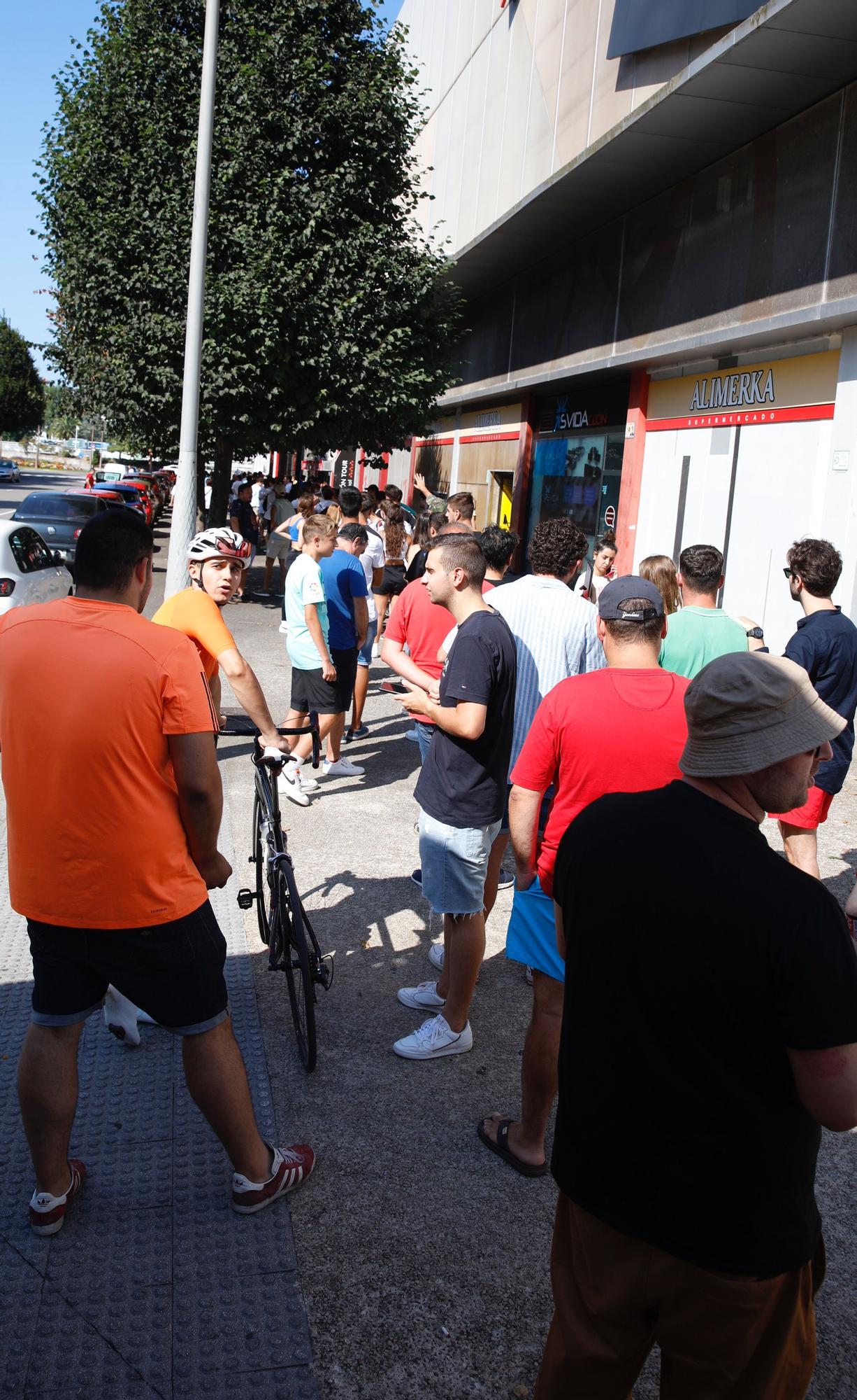 En imágenes: Largas colas para sacar entradas para el primer viaje del Sporting de Orlegi