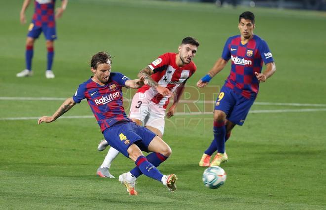 Rakitic marca un gol durante el partido de LaLiga Santander entre el FC Barcelona y el Athletic de Bilbao disputado en el Camp Nou.