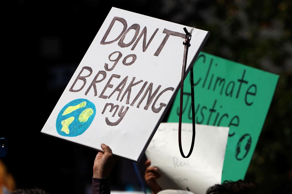 Miles de jóvenes se manifiestan en Nueva York contra el cambio climático.