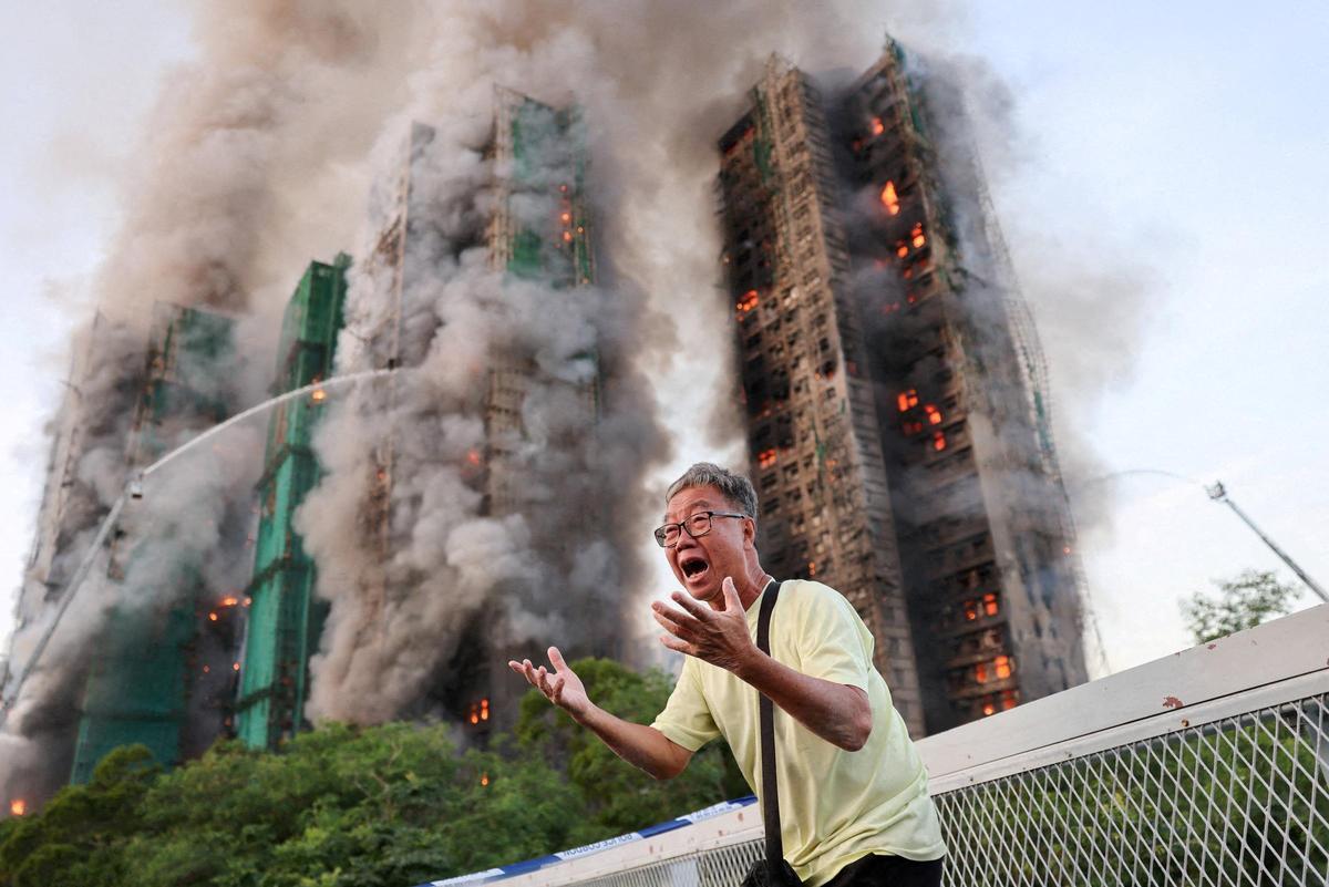 Mr. Wong, desesperado ante el incendio del complejo de viviendas Tai Po, en Hong Kong, donde vivía