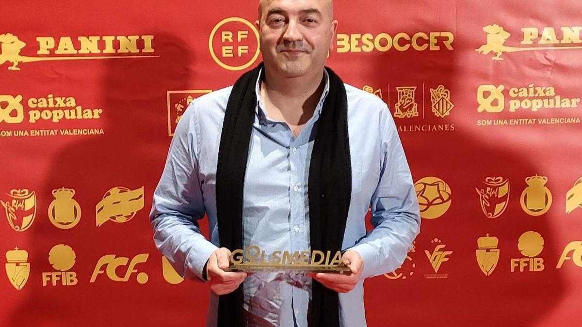 Alberto Mariano posa con el premio recibido este lunes en la Ciudad del Fútbol de Las Rozas. |