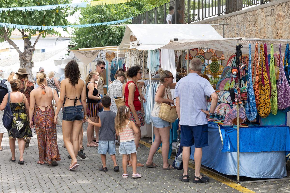 Galería: el mercadillo de Sant Joan en plena temporada de verano