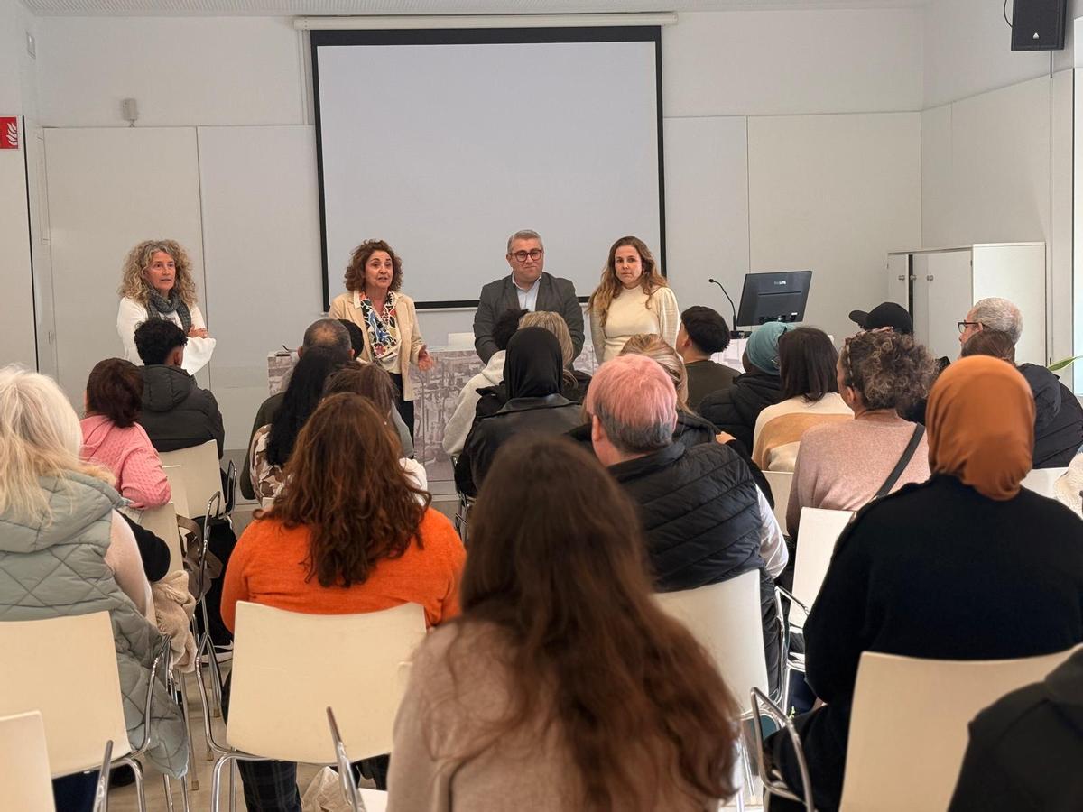 Las autoridades municipales se dirigen a las personas contratadas.