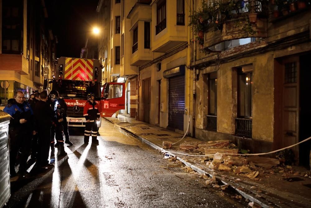 Herida una mujer al caer de un balcón en Gijón