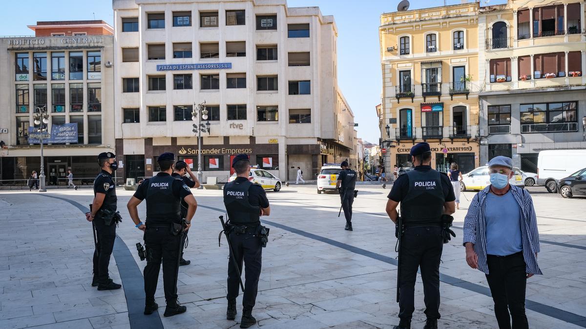 Agentes de la Policía Local durante uno de los servicios en la plaza de España.