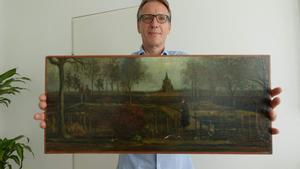 El detective de arte holandés Arthur Brand posando con el título de la pintura ’Parsonage Garden at Nuenen in Spring’, pintado por Vincent van Gogh en 1884, en su casa de Ámsterdam el 11 de septiembre de 2023. 