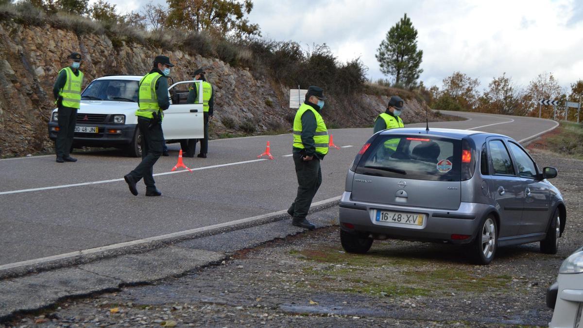 Agentes de la Guardia Civil en un control cerca de la frontera portuguesa.