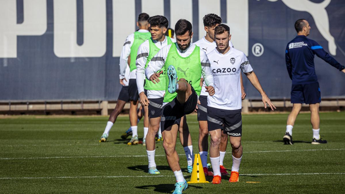 Gayà encabeza una fila de jugadores durante un entrenamiento