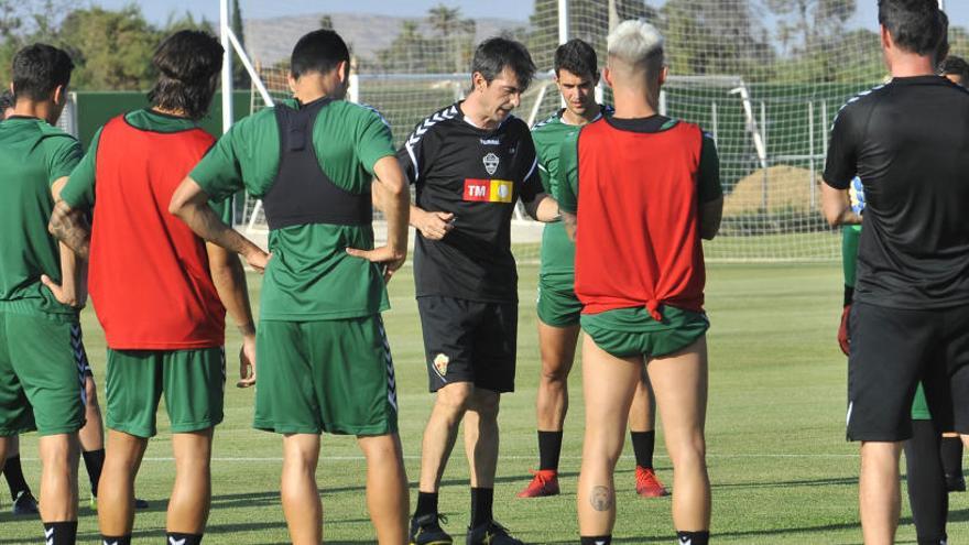 El entrenador Pacheta da instrucciones durante un entrenamiento del Elche esta semana