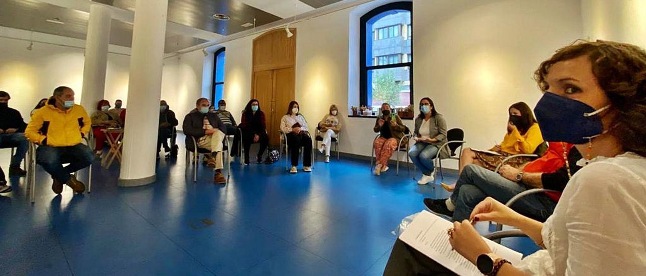 El desayuno saludable “Salud mental y medios de comunicación”, ayer, en la Casa de Cultura de Mieres. | C. M. B.